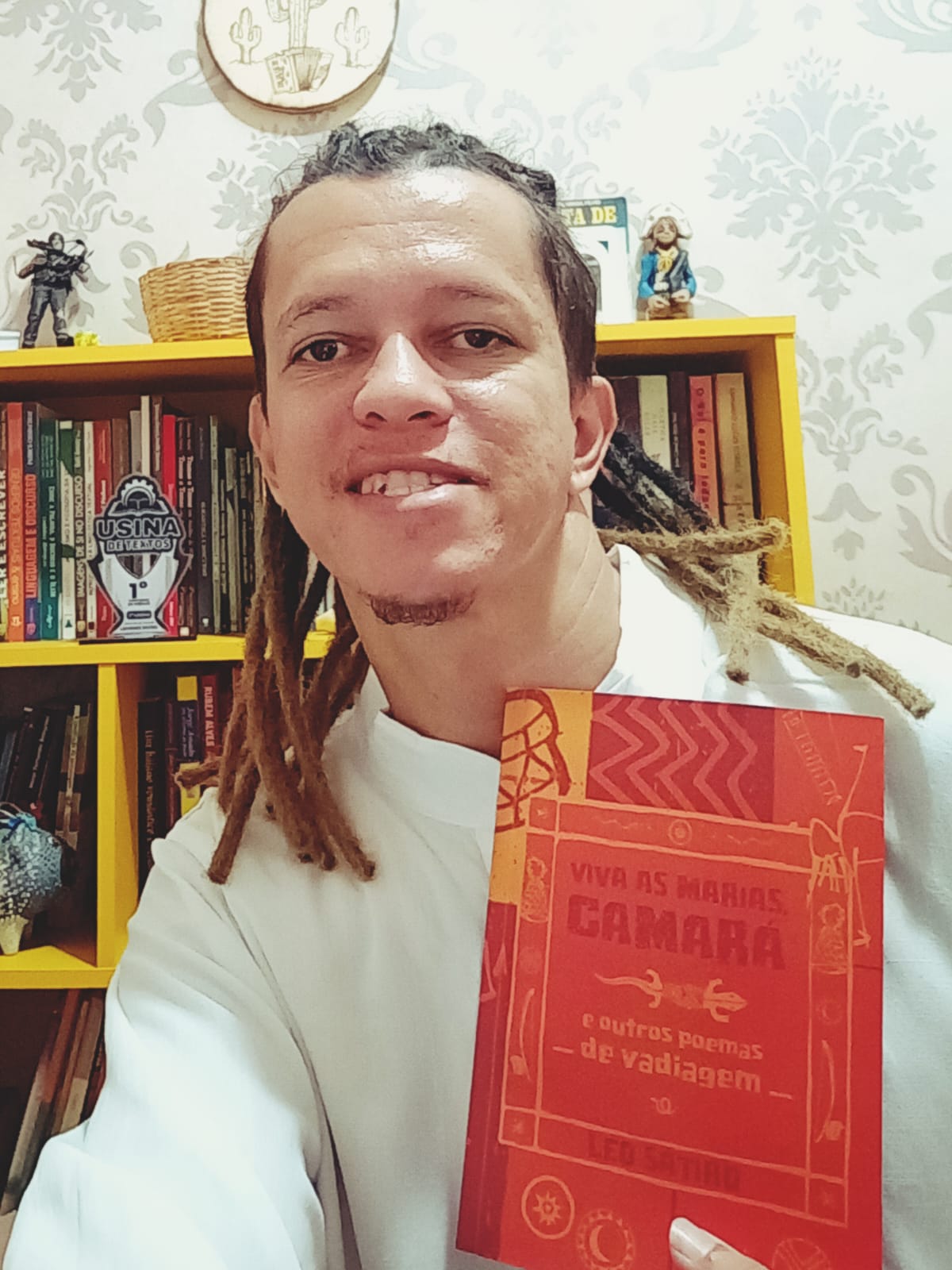 Escritor Léo Sátiro publica o livro “Viva as Marias, Camará e outros poemas de vadiagem” e concede entrevista