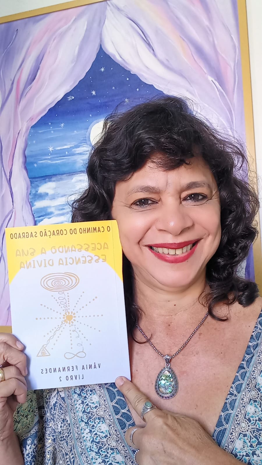 A escritora Vânia Fernandes, autora do livro “Acessando a sua essência divina – o caminho do coração sagrado”, concede entrevista  e fala sobre seu livro